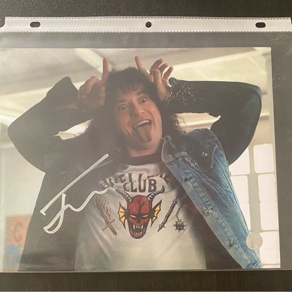 Joseph Quinn Signed Eddie Munson Photo - Picture 1 of 3